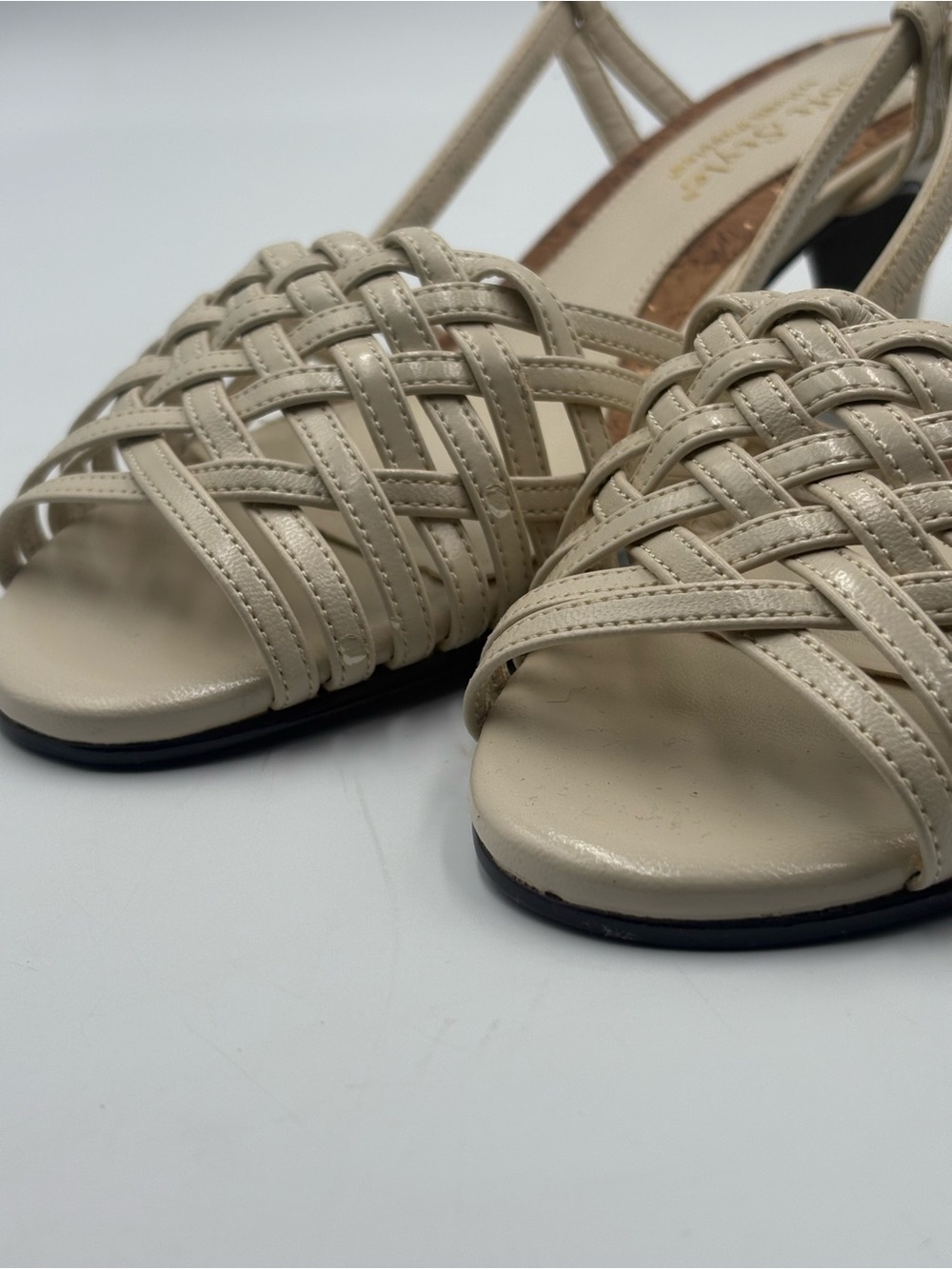 Soft Style Hush Puppies Women’s Beige Woven Slingback Heels Size 7W Wide - Picture 2 of 12